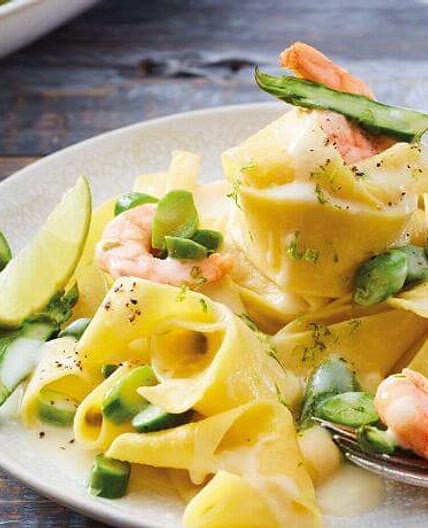Pappardelle-Nudeln mit Garnelen und grünem Spargel