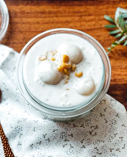 Sticky rice balls in coconut milk