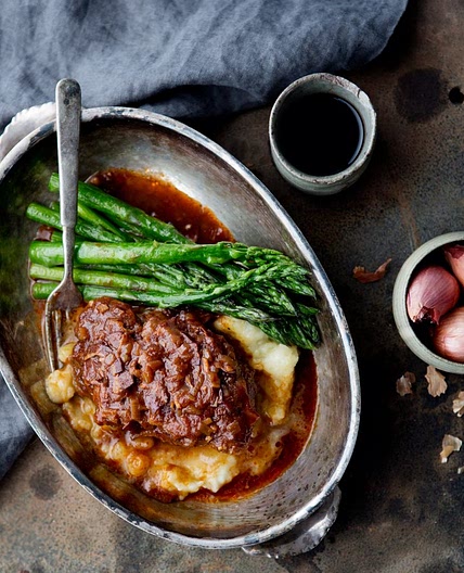 Ossobuco de porc, vin rouge, pancetta & échalotes