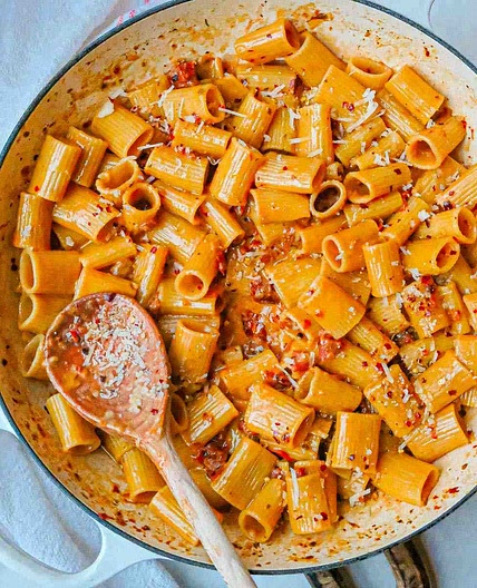 One Pot Creamy Sun Dried Tomato Pasta (6 Ingredients)