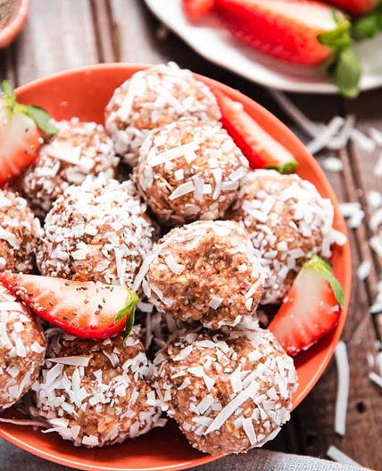 No Bake Strawberry Almond Energy Balls