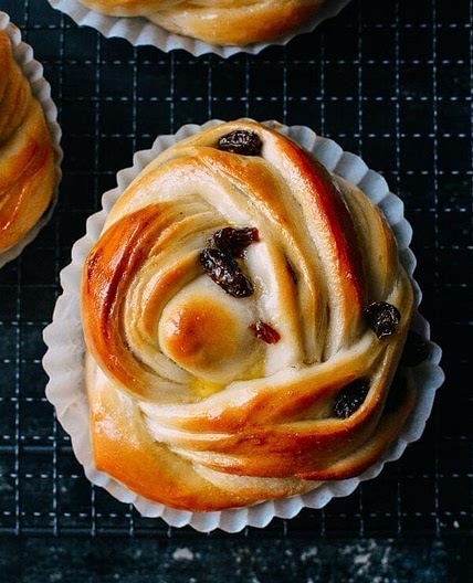 Cinnamon Raisin Buns