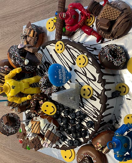 Mascarpone-Quark-Creme-Torte mit Blaubeeren und Dekoriert mit Donuts