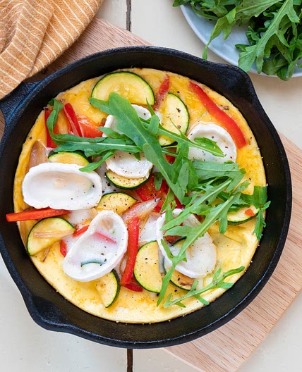 Zucchini-Omelette mit Ziegenkäse und Rucola