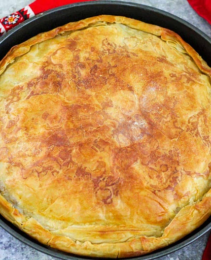 Albanian Phyllo Meat Pie (Byrek me Mish)