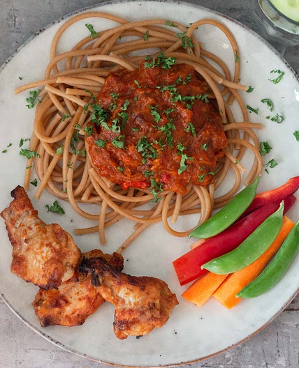 Chicken wings with pasta and tomato sauce