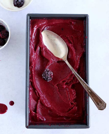 5-Minute Berry Frozen Yogurt (Easy & Healthy)