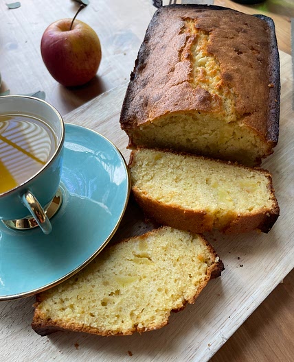 Apple & chamomile tea cake