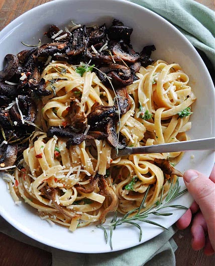 Vegan One Pot Garlic Parmesan Pasta