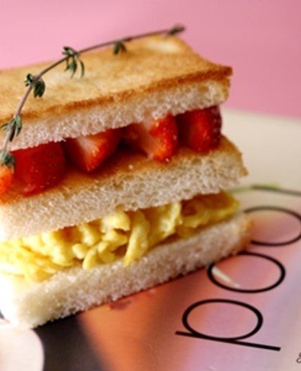 스크램블드딸기샌드위치