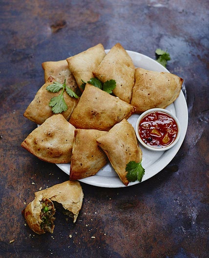Baked veggie samosas