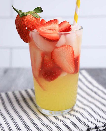 Limoncello Strawberry Lemonade