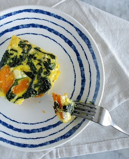 Frittata con patate dolci, spinaci e feta