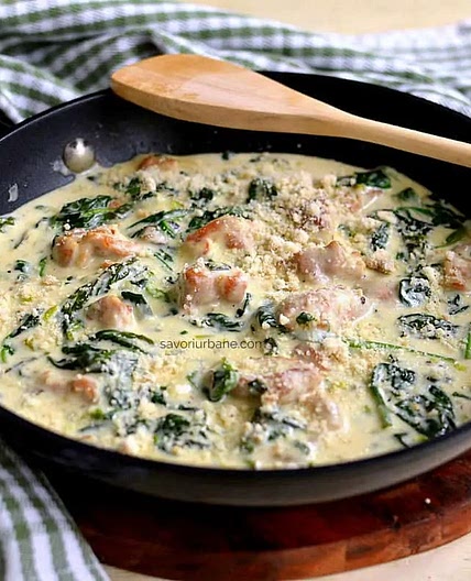 Pui florentin cu spanac, smântână, usturoi și parmezan - la tigaie