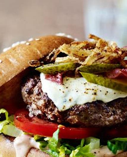 Mozzarella beef burgers with spicy fried onions