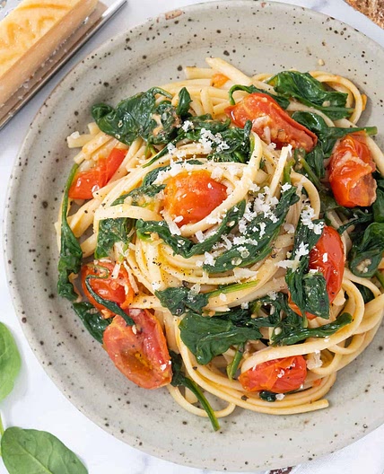 Pasta with Tomatoes and Spinach