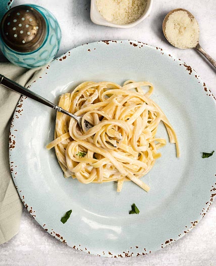 Fettuccine with Butter and Cream Sauce