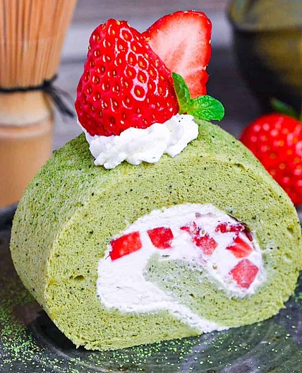Matcha Roll Cake (Green Tea Swiss Roll)