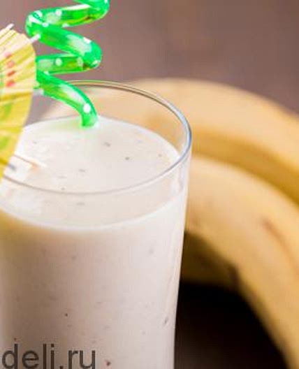 Банановый смузи с печеньем и орехами