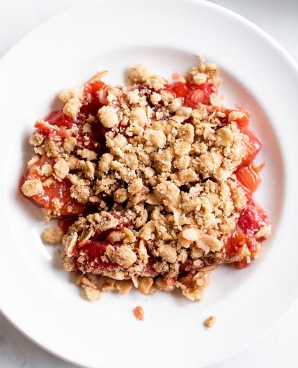 Low FODMAP Strawberry Rhubarb Crumble