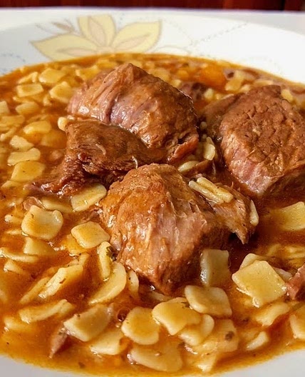 Μοσχαράκι κοκκινιστό με Χυλοπιτάκι