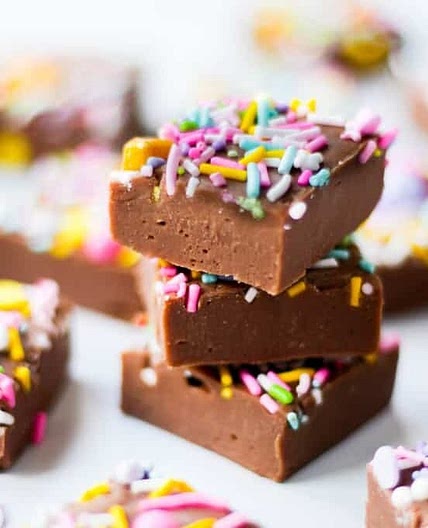 Easy Fudge Recipe {2 Ingredients, 2 Minutes!}