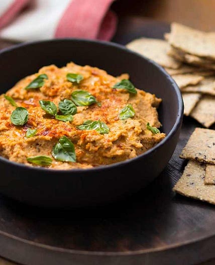 Sundried tomato hommus with crackers