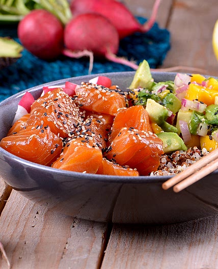 Bowl de salmón marinado con quinoa tricolor