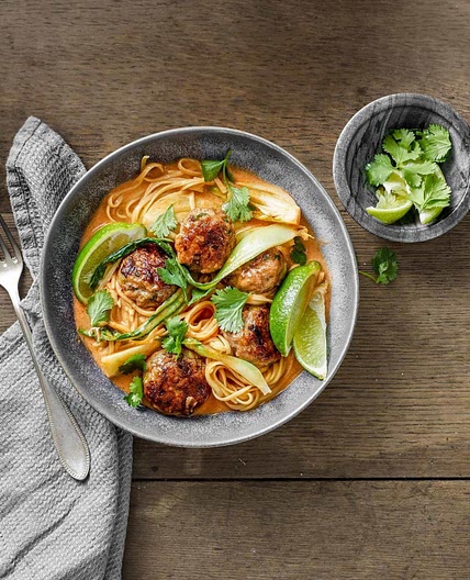 Asia-Hackbällchen in Currysauce