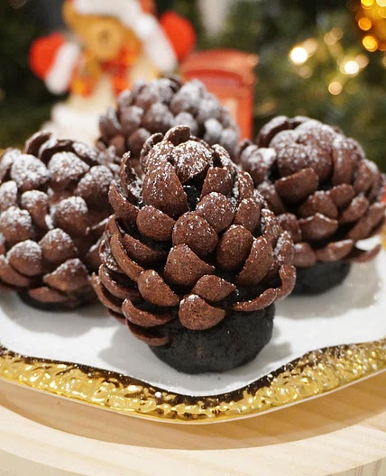 Oreo Pine Cone Cake