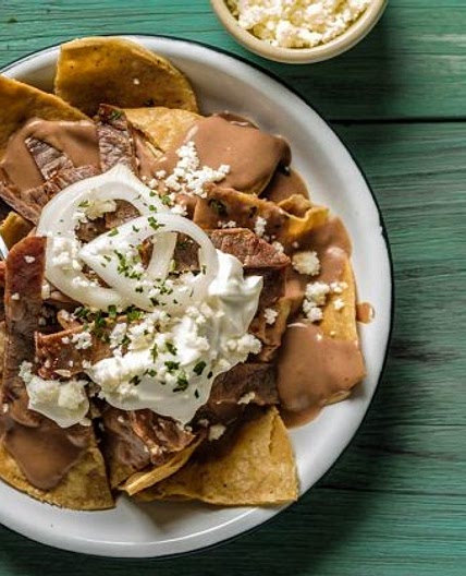 Chilaquiles con salsa de frijol y cecina