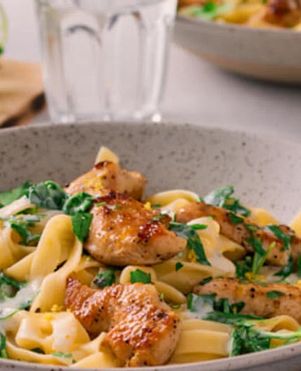 Tagliatelle mit Putenstreifen und Rucola-Zitronen-Crème-fraîche