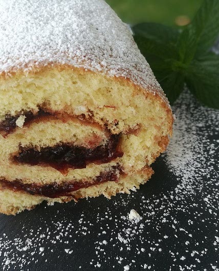 Αφράτο Ρολό παντεσπάνι με μαρμελάδα