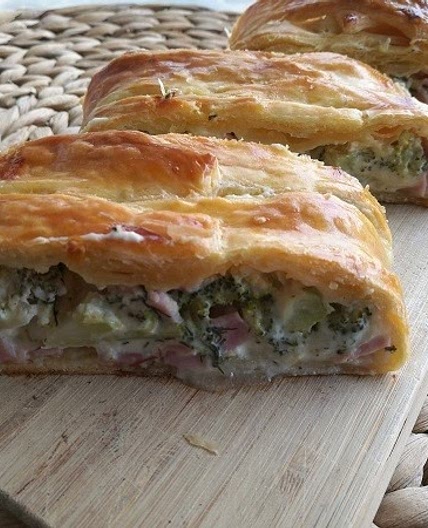 Ρολό σφολιάτας με ζαμπόν και μπρόκολο