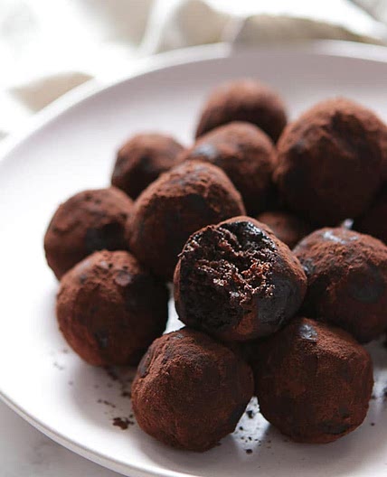Vegan Chocolate Peanut Butter Energy Balls