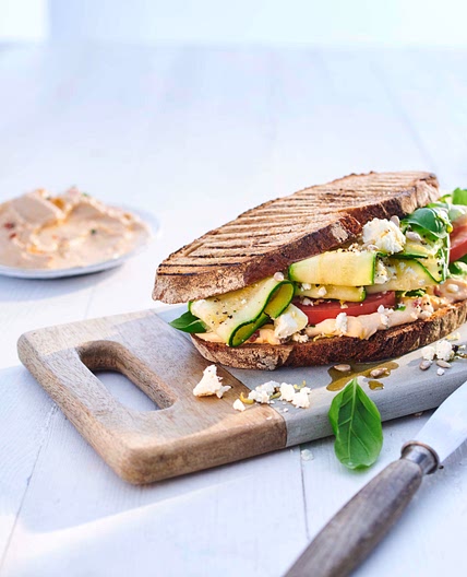 Sandwich mit Hirtenkäse und marinierter Zucchini