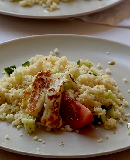 Couscous-Salat mit Halloumi und Senfdressing