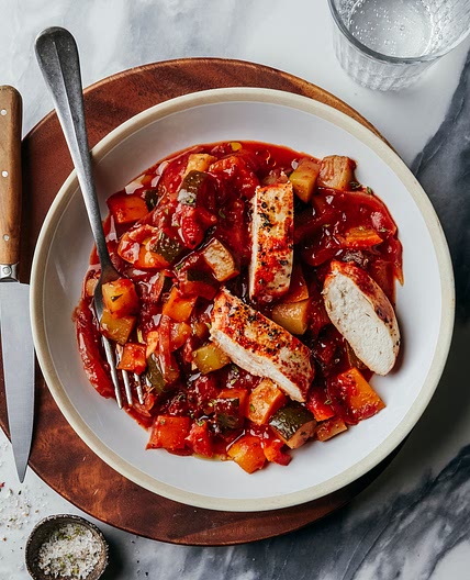 Blancs de poulet au four avec légumes d'été