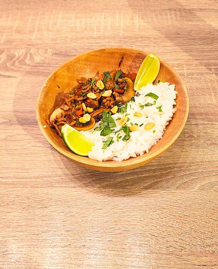 Sauté de porc en sauce hoisin, cacahuètes et basilic thaï