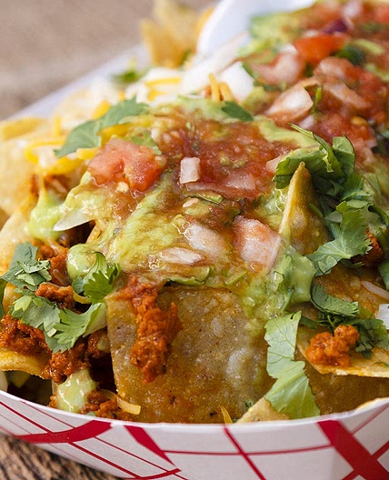 Nachos au guacamole, sauce salsa et cheddar