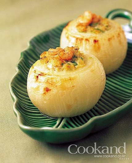 새우살로 속을 채운 양파 만드는 법