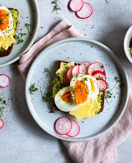 Avocado-Smørrebrød mit Ei