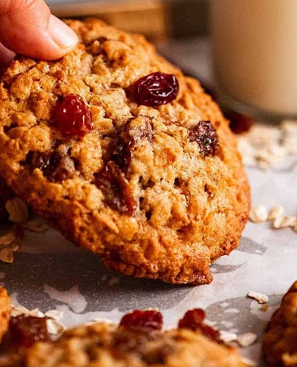Oatmeal Raisin Cookie (Soft & Chewy)