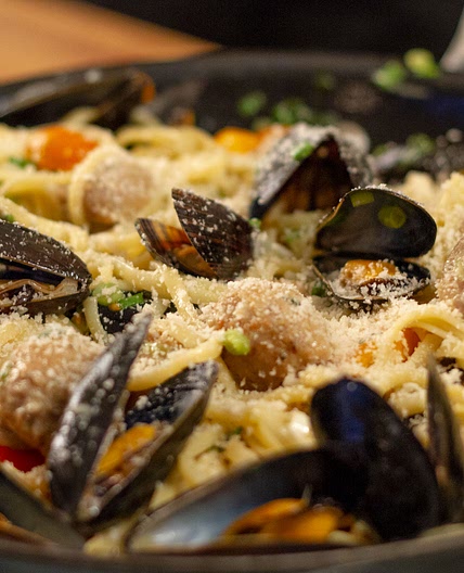 Linguine aux moules et à la saucisse italienne