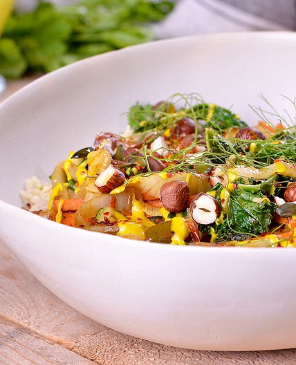 Bulgur con verduras al grill y aliño de cúrcuma