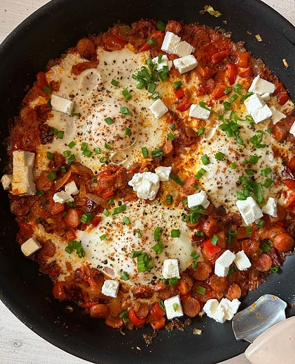 Śródziemnomorskie jajka na maśle z ajvarem, kiełbasą i fetą