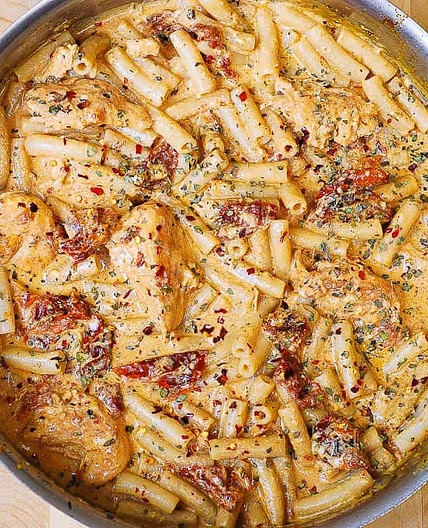 Sun-Dried Tomato Pasta with Chicken and Creamy Mozzarella Sauce