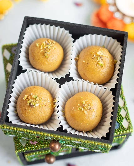 Besan Ladoo (Easy 4-ingredient Recipe)