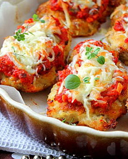 Как вкусно приготовить куриные бедрышки с овощами и сыром