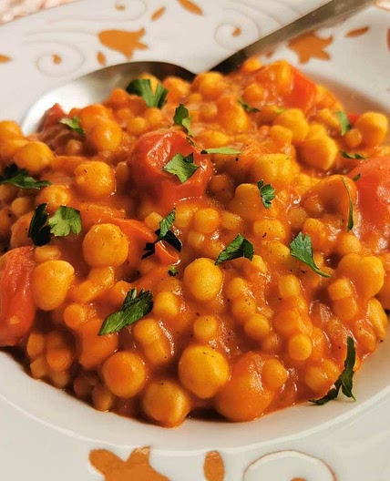 Easy Sardinian fregola with chickpeas and tomato